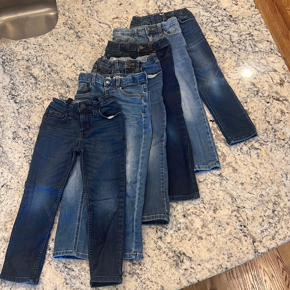 A lot of six pair of cat and Jack jeans size 5